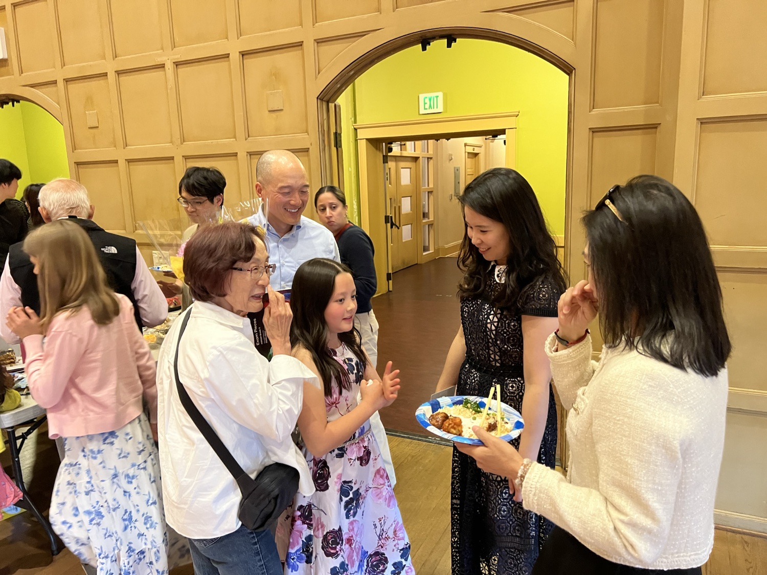Chiao-Yu Wu speaking with students and families after the recital